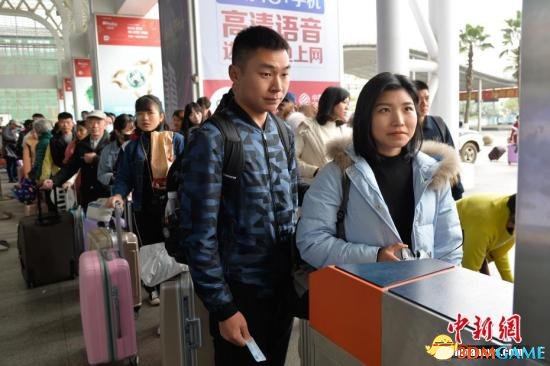 刷脸进站、空中上网 2018年春运蕴藏多少新科技？